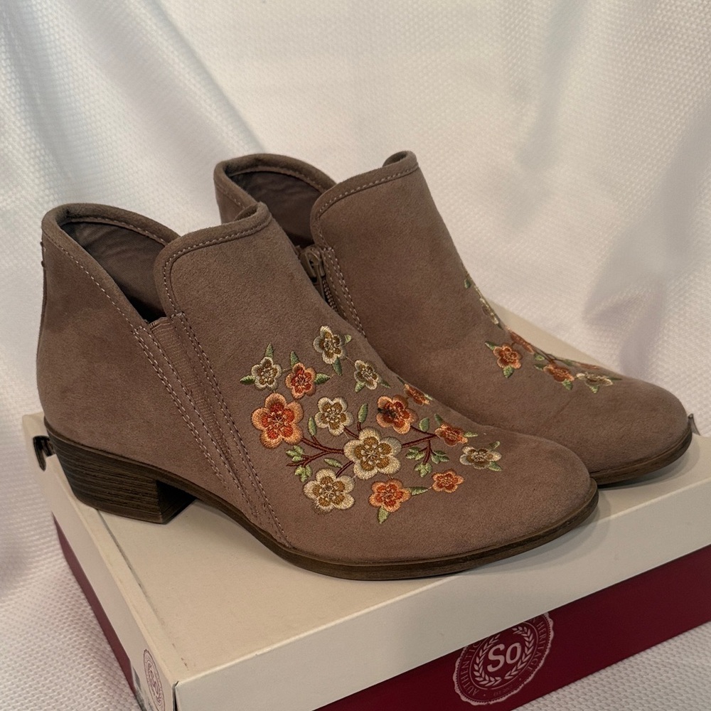 SO Meme Stone Floral‎ Embroidered Ankle Booties Womens 8 Brown Faux Suede Bootie